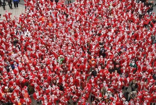 Необычные Деды морозы и Санты Клаусы (фотосессия)