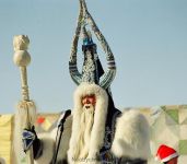 Необычные Деды морозы и Санты Клаусы (фотосессия)