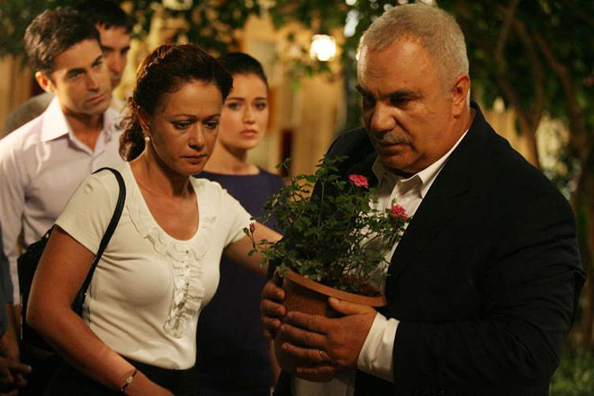 Трагический конец – сериал "Листопад" завершился кончиной заботливого отца (фотосессия)