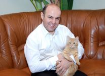 Элариз продал два автомобиля для оплаты обучения сына за рубежом