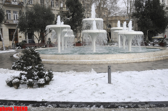 Заснеженный и заледенелый пейзаж Баку (фотосессия)