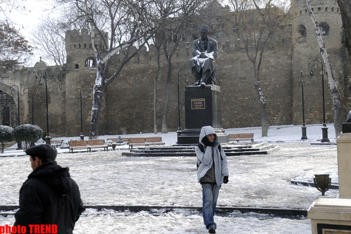 Заснеженный и заледенелый пейзаж Баку (фотосессия)