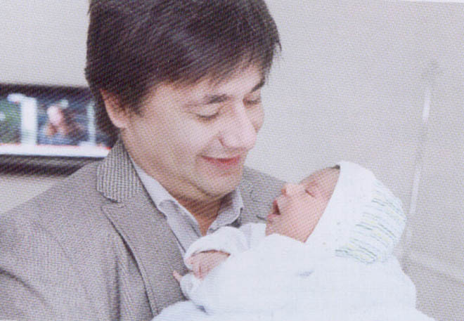 Певица Ройа сделала обрезание четырехмесячному сыну (фотосессия)