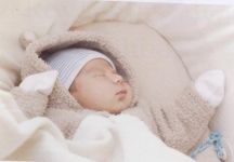 Певица Ройа сделала обрезание четырехмесячному сыну (фотосессия)