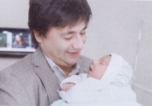 Певица Ройа сделала обрезание четырехмесячному сыну (фотосессия)