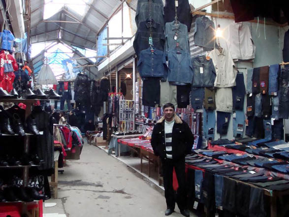 Танцовщица Фатима обеспечивает бакинские толкучки китайскими товарами (фотосессия)