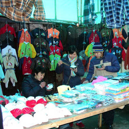 Танцовщица Фатима обеспечивает бакинские толкучки китайскими товарами (фотосессия)