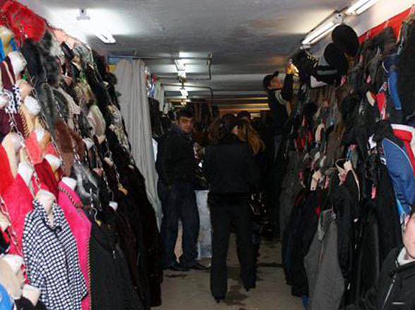 Танцовщица Фатима обеспечивает бакинские толкучки китайскими товарами (фотосессия)