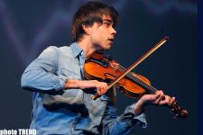 Александр Рыбак встал на колени перед юной азербайджанкой и признался в любви (фотосессия)