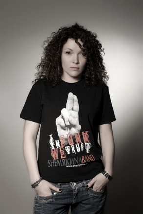 На ваших улицах - сплошь представители сильного пола, а женщины, видимо, заняты делами в офисах – российская певица Екатерина Шемякина