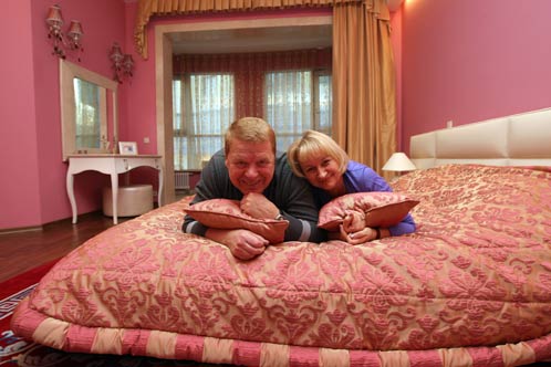 Актер Михаил Кокшенов в 73 года женится на миллионерше