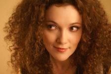 На ваших улицах - сплошь представители сильного пола, а женщины, видимо, заняты делами в офисах – российская певица Екатерина Шемякина