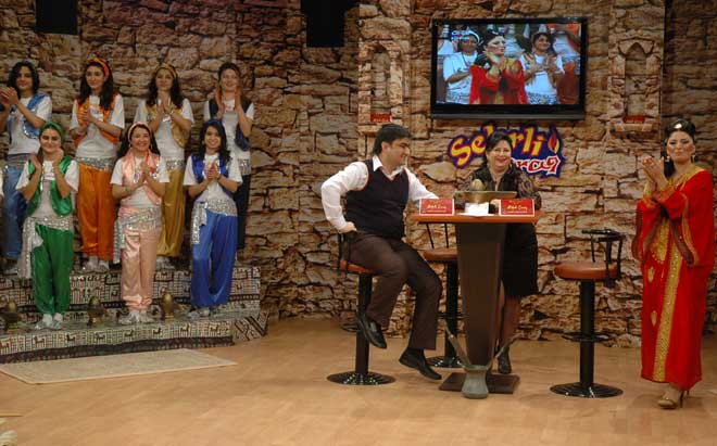 Певица Алмаз Алексерова и журналист выиграли за пять манатов ценный приз в 500 манатов (фотосессия)