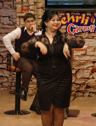 Певица Алмаз Алексерова и журналист выиграли за пять манатов ценный приз в 500 манатов (фотосессия)