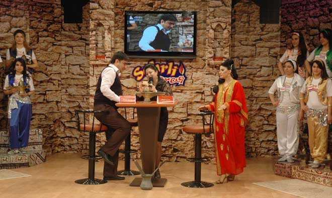 Певица Алмаз Алексерова и журналист выиграли за пять манатов ценный приз в 500 манатов (фотосессия)