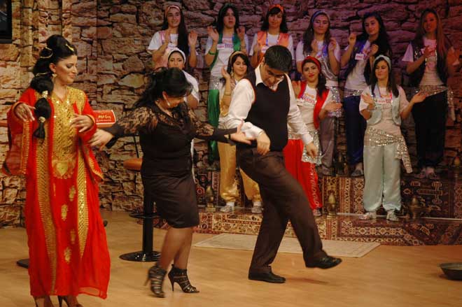 Певица Алмаз Алексерова и журналист выиграли за пять манатов ценный приз в 500 манатов (фотосессия)