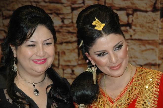 Певица Алмаз Алексерова и журналист выиграли за пять манатов ценный приз в 500 манатов (фотосессия)