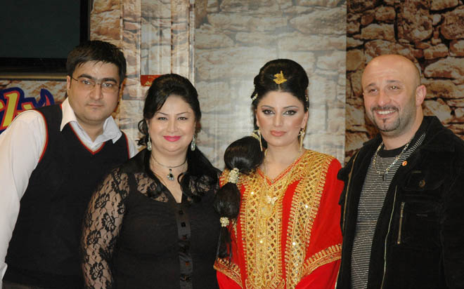 Певица Алмаз Алексерова и журналист выиграли за пять манатов ценный приз в 500 манатов (фотосессия)