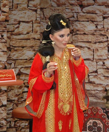 Певица Алмаз Алексерова и журналист выиграли за пять манатов ценный приз в 500 манатов (фотосессия)