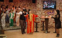 Певица Алмаз Алексерова и журналист выиграли за пять манатов ценный приз в 500 манатов (фотосессия)