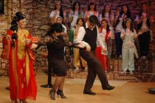 Певица Алмаз Алексерова и журналист выиграли за пять манатов ценный приз в 500 манатов (фотосессия)