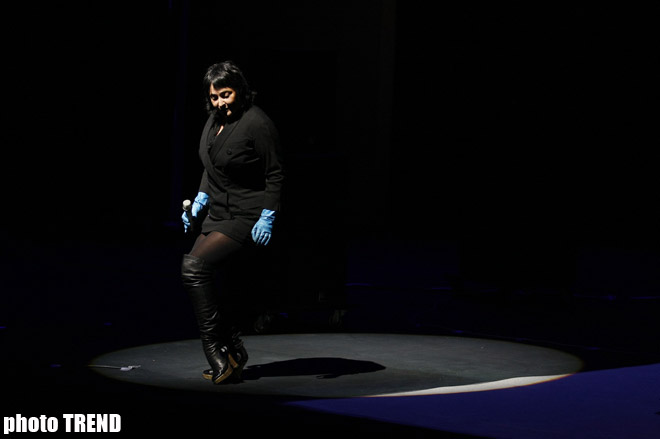 Стриптиз, Владимирский централ и молитва… Эпатажный концерт Лолиты в Баку (фотосессия)