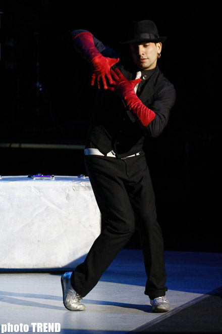 Стриптиз, Владимирский централ и молитва… Эпатажный концерт Лолиты в Баку (фотосессия)