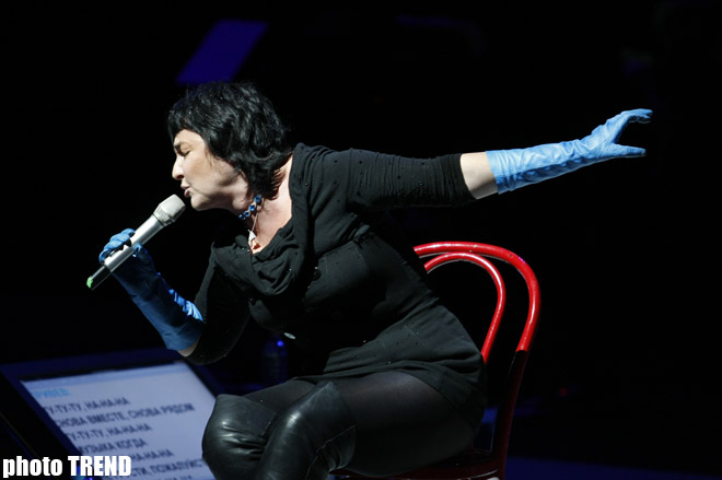 Стриптиз, Владимирский централ и молитва… Эпатажный концерт Лолиты в Баку (фотосессия)