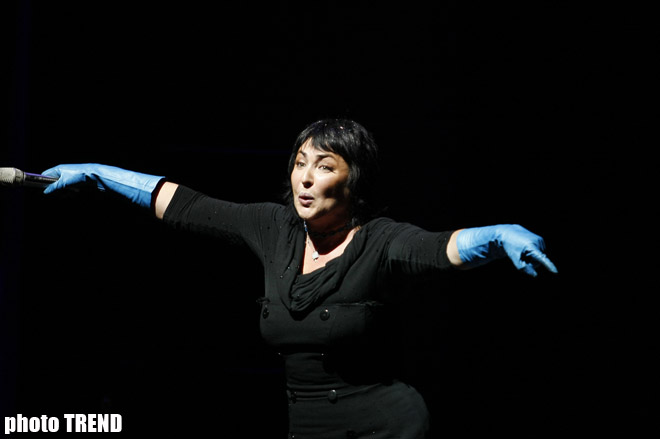 Стриптиз, Владимирский централ и молитва… Эпатажный концерт Лолиты в Баку (фотосессия)