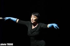 Стриптиз, Владимирский централ и молитва… Эпатажный концерт Лолиты в Баку (фотосессия)