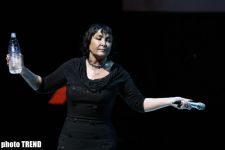 Стриптиз, Владимирский централ и молитва… Эпатажный концерт Лолиты в Баку (фотосессия)