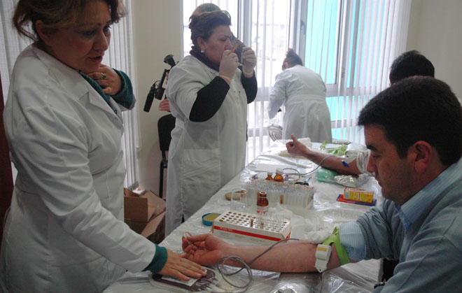 В компании "Avromed" проходит благотворительная акция по сдаче крови (фотосессия)