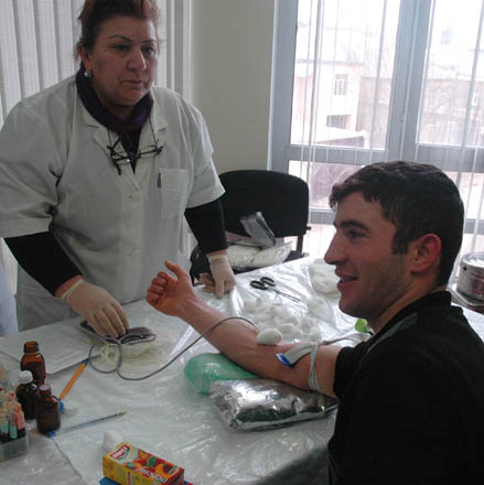 В компании "Avromed" проходит благотворительная акция по сдаче крови (фотосессия)