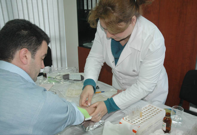 В компании "Avromed" проходит благотворительная акция по сдаче крови (фотосессия)