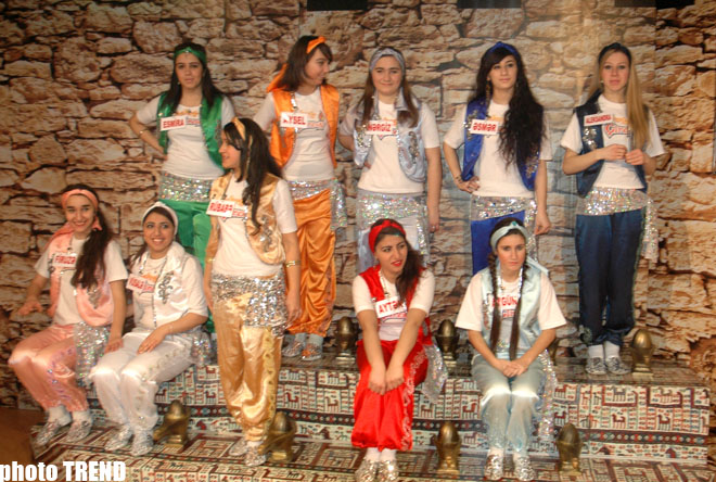 Однофамильцы Мамедовы - певица Лала и телеведущая Гюльнара - раздали подарки из "Волшебной лампы" (фотосессия)