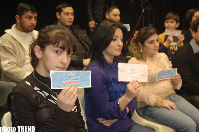 Однофамильцы Мамедовы - певица Лала и телеведущая Гюльнара - раздали подарки из "Волшебной лампы" (фотосессия)