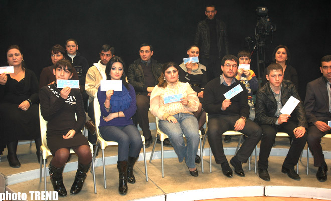 Однофамильцы Мамедовы - певица Лала и телеведущая Гюльнара - раздали подарки из "Волшебной лампы" (фотосессия)