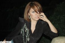 Вечерняя фотосессия певицы Хураман Шушалы напротив Кабинета министров Азербайджана