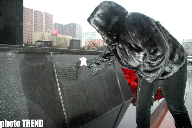 Ходжалинская трагедия – 18. 
Слезы Эльзы Сейиджахан смешались с каплями дождя (фотосессия)