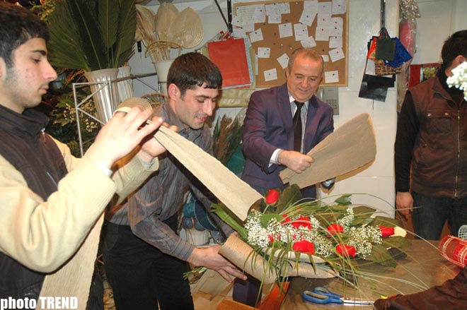 Экс-король свадеб Самед Самедов на 8 марта продает цветы (фотосессия)
