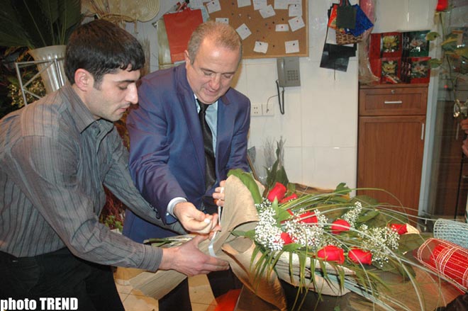 Экс-король свадеб Самед Самедов на 8 марта продает цветы (фотосессия)