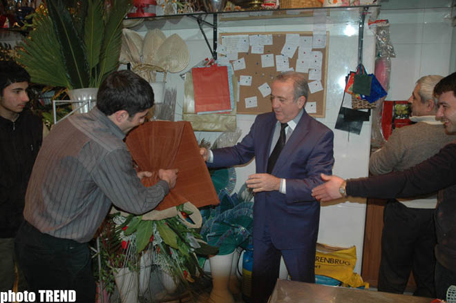 Экс-король свадеб Самед Самедов на 8 марта продает цветы (фотосессия)