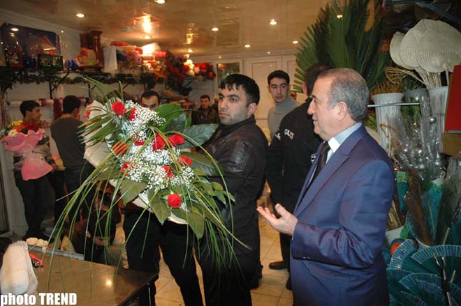Экс-король свадеб Самед Самедов на 8 марта продает цветы (фотосессия)