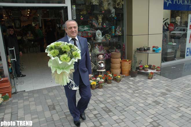Экс-король свадеб Самед Самедов на 8 марта продает цветы (фотосессия)