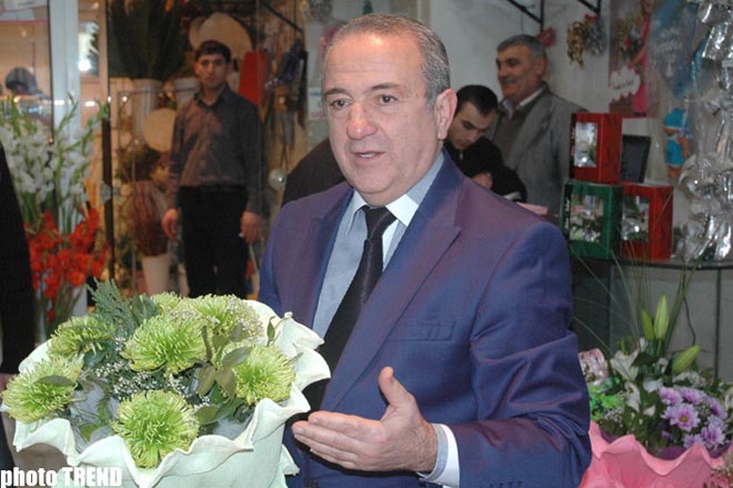 Экс-король свадеб Самед Самедов на 8 марта продает цветы (фотосессия)
