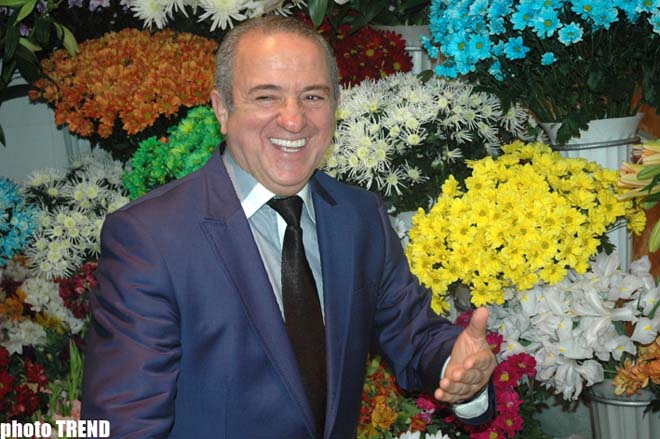 Экс-король свадеб Самед Самедов на 8 марта продает цветы (фотосессия)