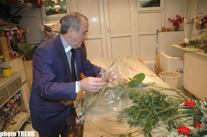 Экс-король свадеб Самед Самедов на 8 марта продает цветы (фотосессия)