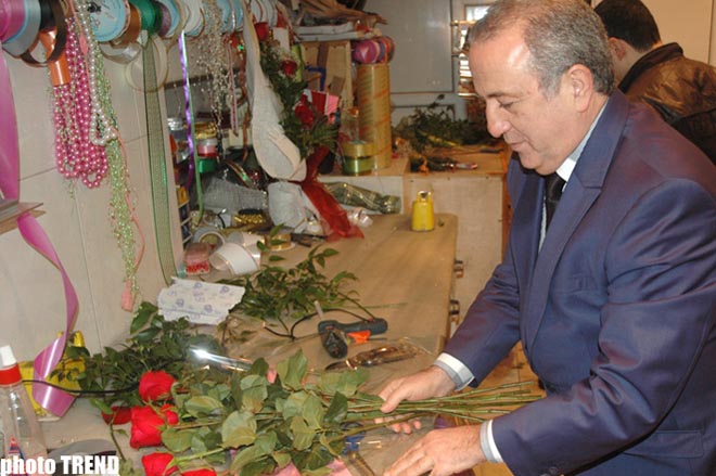 Экс-король свадеб Самед Самедов на 8 марта продает цветы (фотосессия)