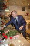 Экс-король свадеб Самед Самедов на 8 марта продает цветы (фотосессия)