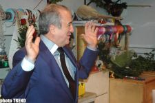 Экс-король свадеб Самед Самедов на 8 марта продает цветы (фотосессия)